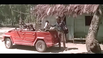 Emanuelle blanca en la tribu del placer [Il pavone nero, Osvaldo Civirani, 1975]