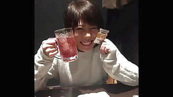 腰に刺青のある女