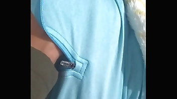 Agarrándole las tetotas rápido a la prima