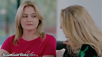 Sweetheart MILF Julia Ann Eats Out Young Lesbian & Facesits