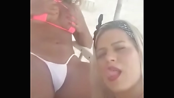 Luna Oliveira mostra a buceta e ganha uma bela chupada na praia