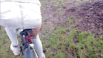 Premiere! Fahrrad in der Öffentlichkeit geil abgefickt!  Teil 2