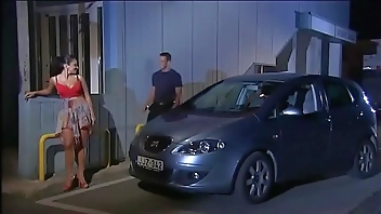 They can't wait and they have sex in the street