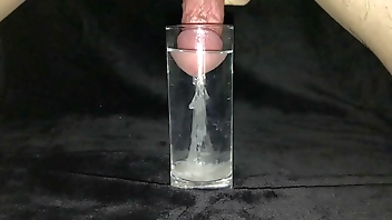 コップの水の中で射精2
