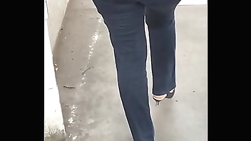 nalgona grabada en la calle