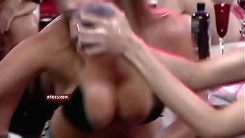 Fran Undurraga lava un auto sensualmente(descargaryoutube.com)