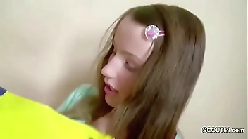 Bruder Nutzt die Chance und fickt die Kleine Stief-Schwester