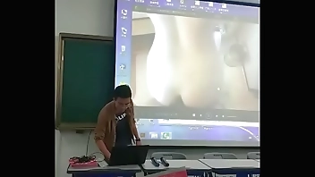 Guy plays the fucking video unexpectedly in seminor