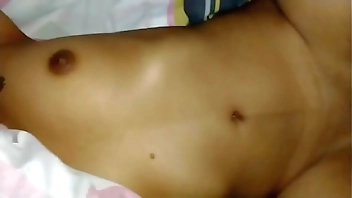 मुझे नग्न और नशे में बहन मिली और मैंने उसे घुमाया।