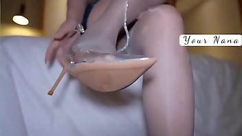 穿着丝袜高跟的旗袍美女让帮猛男足交，被射的满鞋子满脚都是精液