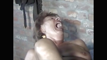 Alte Oma schreit laut beim Ficken und Fisten 480p