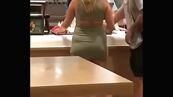 FLAGRA - Mulher fudendo na fila do Mc Donalds