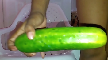 Masturbación con pepino por Mel