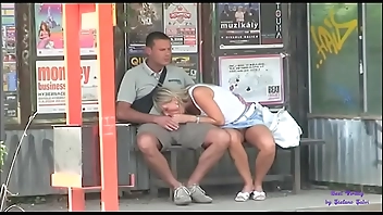 Alla fermata dell’autobus la troia ha tanta voglia di scopare con uno sconosciuto