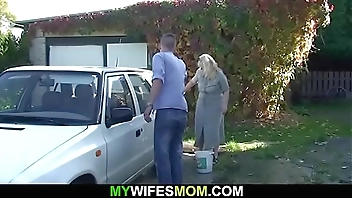 Son-in-law bangs her old pussy outdoors