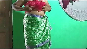 desi  indian horny tamil telugu kannada malayalam hindi vanitha showing big boobs and shaved pussy  press hard boobs press nip rubbing pussy masturbation using green candle