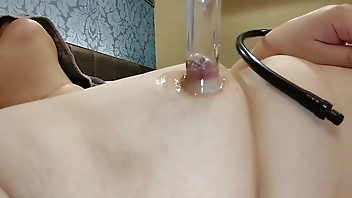 愛妻Yukieの乳首を吸引してみる１