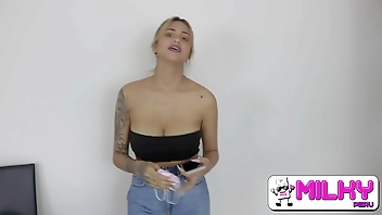 Yorgelis Carrillo me seduce con sus hermosas tetas en su nuevo trabajo de limpieza y prueba de mi leche una vez más ... muy sumisa la chama!!