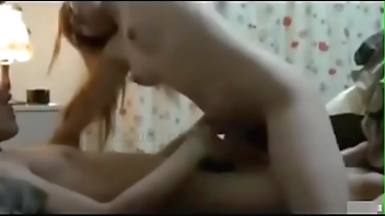 Cặp đôi sinh viên ở nhà quấn quýt