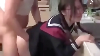 Colegiala Asiática es follada en la cocina mientras su papá la observa