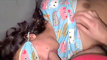 me cojo el culito apretado de mi hermana en cama