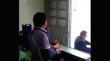 mamada rapida detras del mostrador