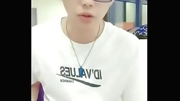 小哥买了一大盒避孕套约炮那个桑拿骚姐姐到酒店啪啪话说这138元的套房还真不错