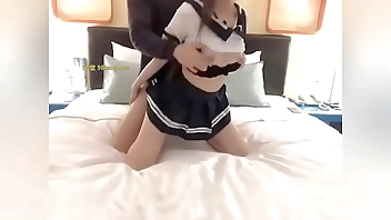 超美网红大美女去网吧勾引小哥哥，拉到酒店玩3p，被草的欲仙欲死还不满足