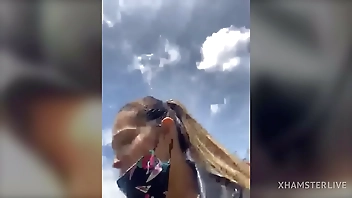 Sara fun squirt en público