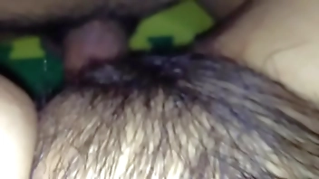 【家庭】哥哥趁著家人不在，用那硬梆梆的雞巴，硬深深地插入了親妹妹的軟嫩小穴，奪走了弱智妹妹的第一次。