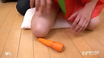 淫らな二人羽織～下の口でニンジンいただきます！～ - 美咲結衣 1