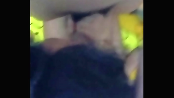 Chị gái bú cu cho em trai khi mẹ vắng nhà