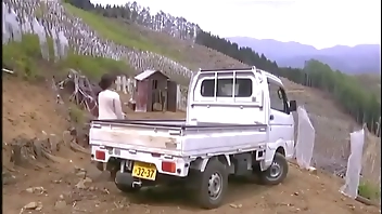 หญิงสาวเข้าชมคนรักและเพศสัมพันธ์ในห้องน้ำ