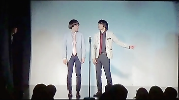 Manzai with entertainers gathering on the sleeves