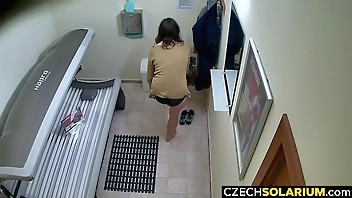 Brunette m. Secretly Masturbating