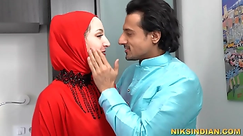 Razia got her pussy licked from a foreign man while passing through her husband's house.