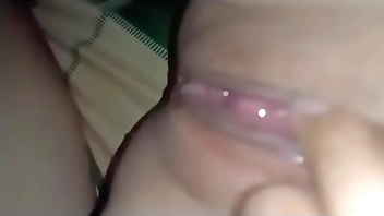 Dẫn bạn gái về nhà làm nước bắn tung tóe hơn cả lũ